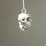 MET-00224: 24mm Pewter Skull with Hinged Jaw Charm 