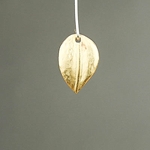 MET-00251: 21mm Matte Gold Curved Leaf Charm 