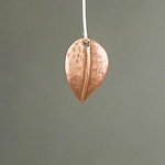MET-00252: 21mm Antique Copper Curved Leaf Charm 