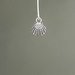 MET-00352: 14x10mm Antique Silver Scallop Shell Charm 